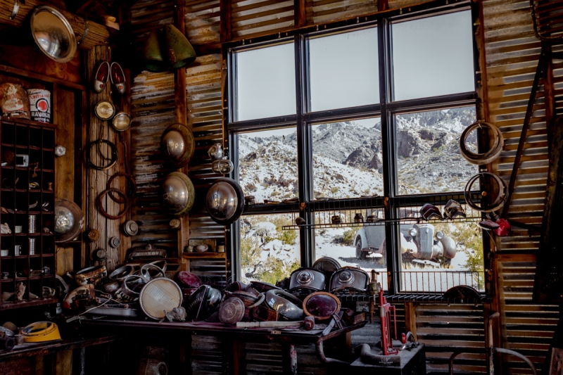 cordonnerie-FIGANIERES-min_shop_window_part_junk_abandoned-138873